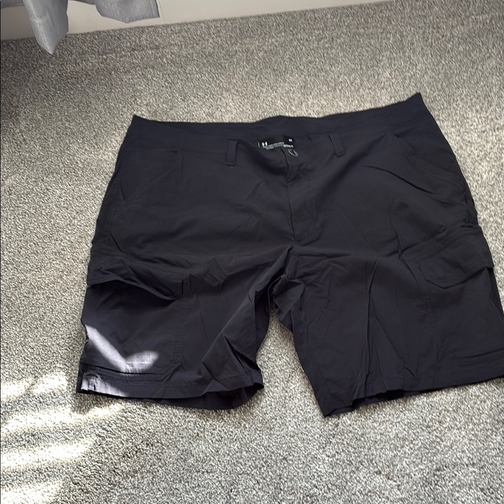 Under Armour Black Cargo Shorts Athletic Design golf style 44 waist